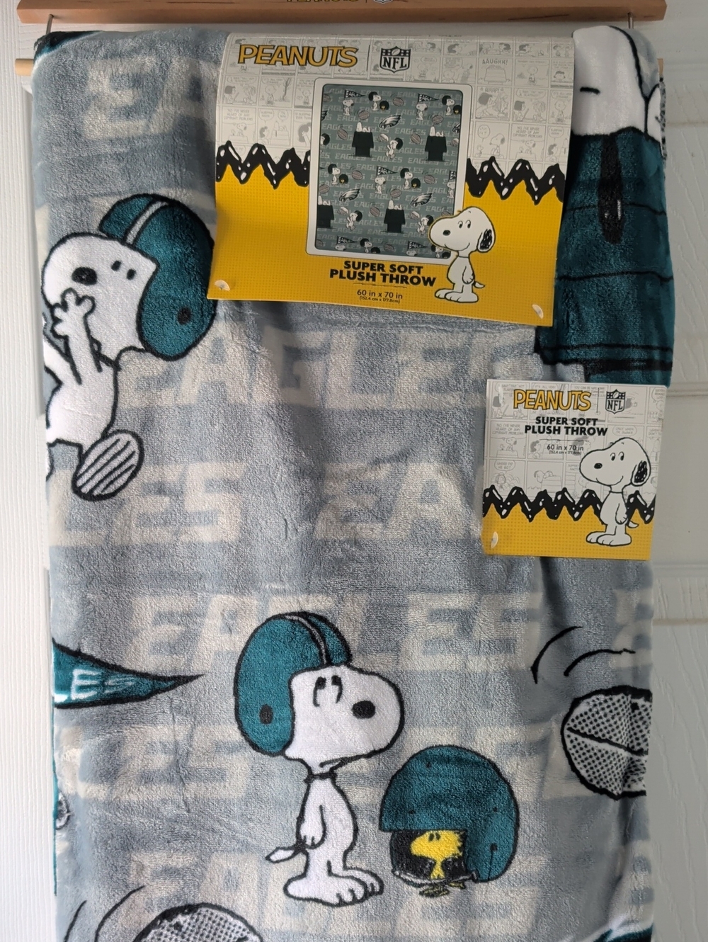Philadelphia Eagles And Snoopy "Play Catch" Super Soft Throw Blanket